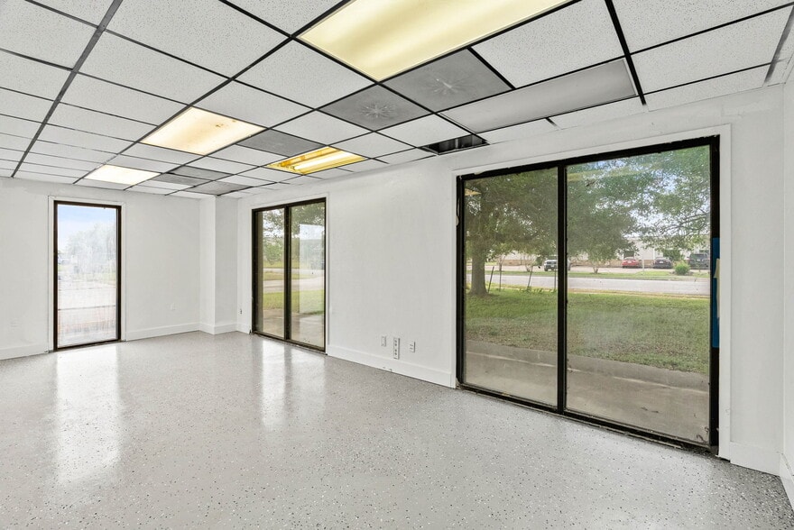 More Photos Of 3806 E Rio Grande St, Victoria Warehouse For Sale