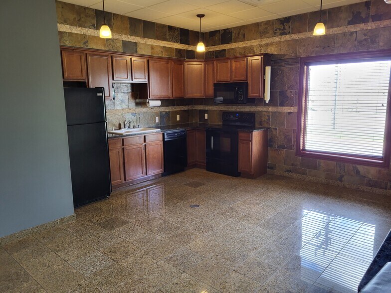 More Photos Of 525 Commons Dr, Woodbury General Retail For Lease