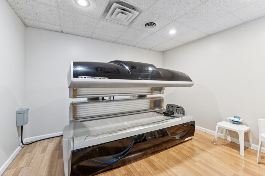 More Photos Of 506 College St W, Fayetteville Office For Sale