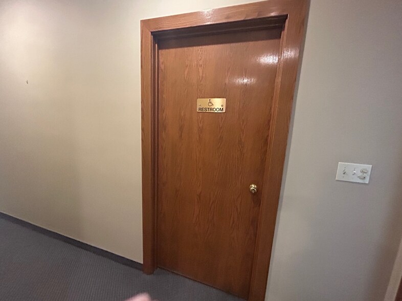 More Photos Of 629-639 Eastern Blvd, Clarksville Medical For Lease