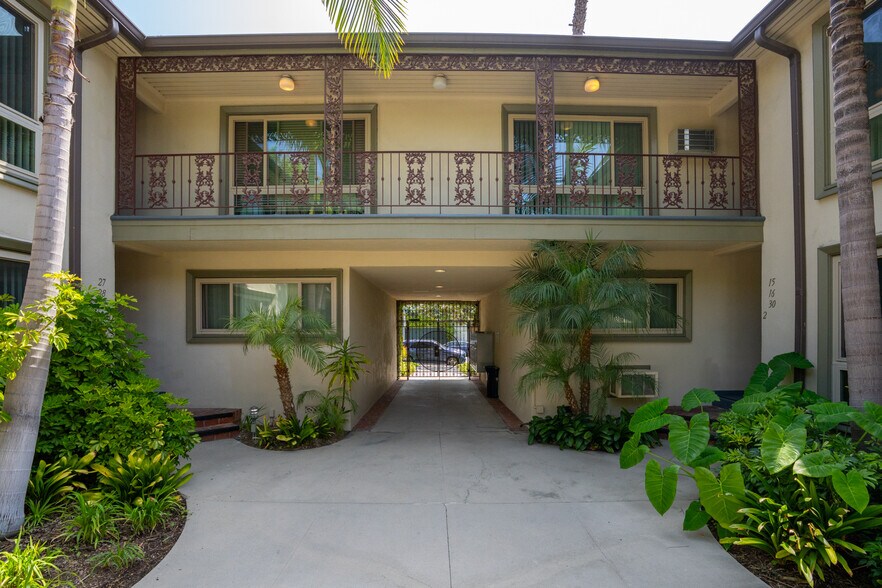 More Photos Of 1633 N Laurel Ave, Los Angeles Apartments For Sale