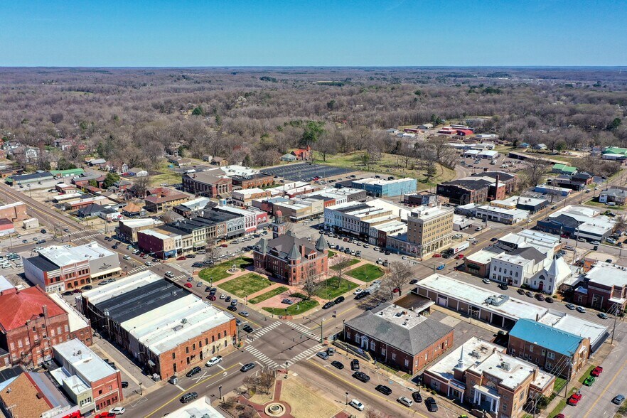 More Photos Of 121 N Poplar St, Paris Storefront Retail Residential For Lease