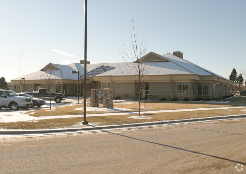 More Photos Of 400 Village Center Dr, North Oaks Office For Lease
