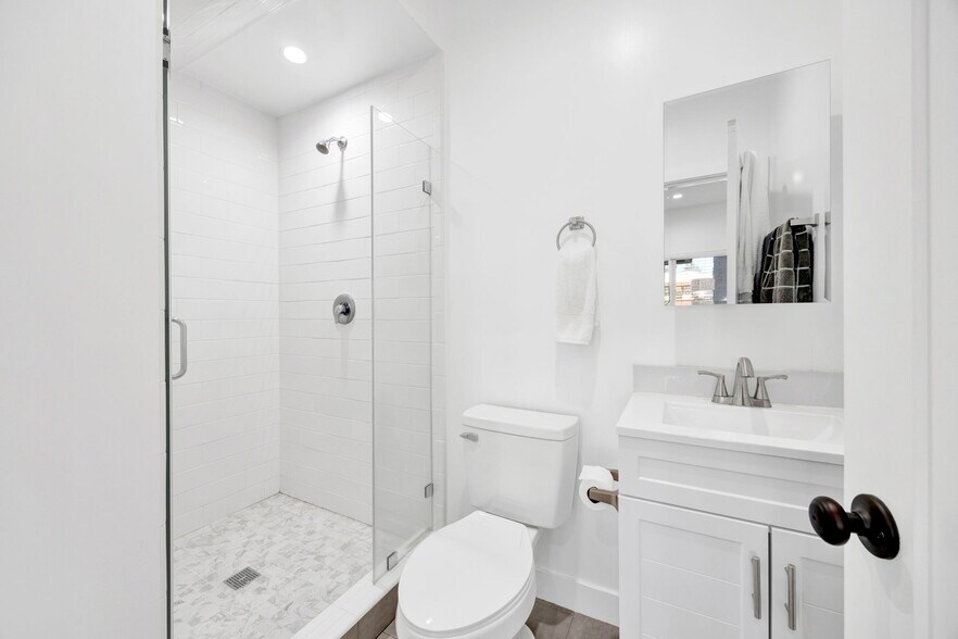 More Photos Of 648 W 30th St, Los Angeles Apartments For Sale