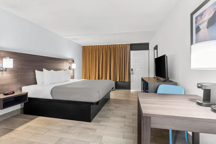 More Photos Of 1400 34th St N, Saint Petersburg Hotel For Sale