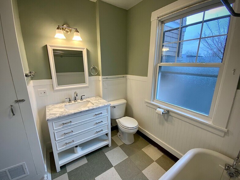 More Photos Of 1906 NW 25th Ave, Portland Apartments For Lease