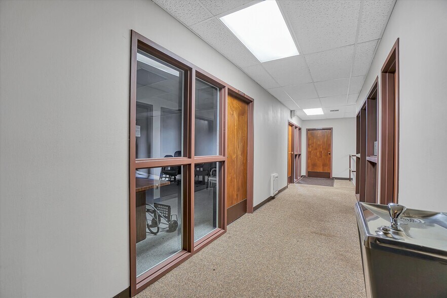 More Photos Of 111 Sequoyah Ln, Altus Office For Sale