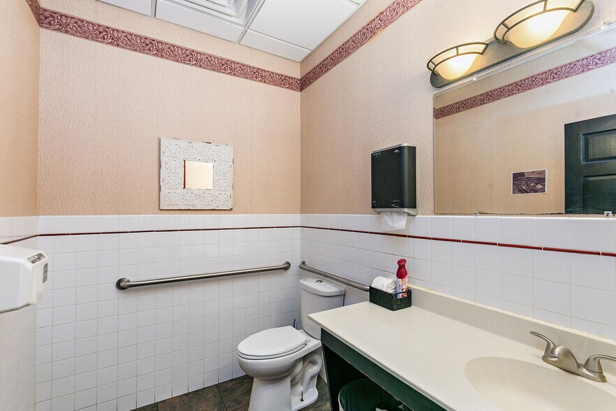 More Photos Of 112 S Maple St, Sycamore Restaurant For Sale