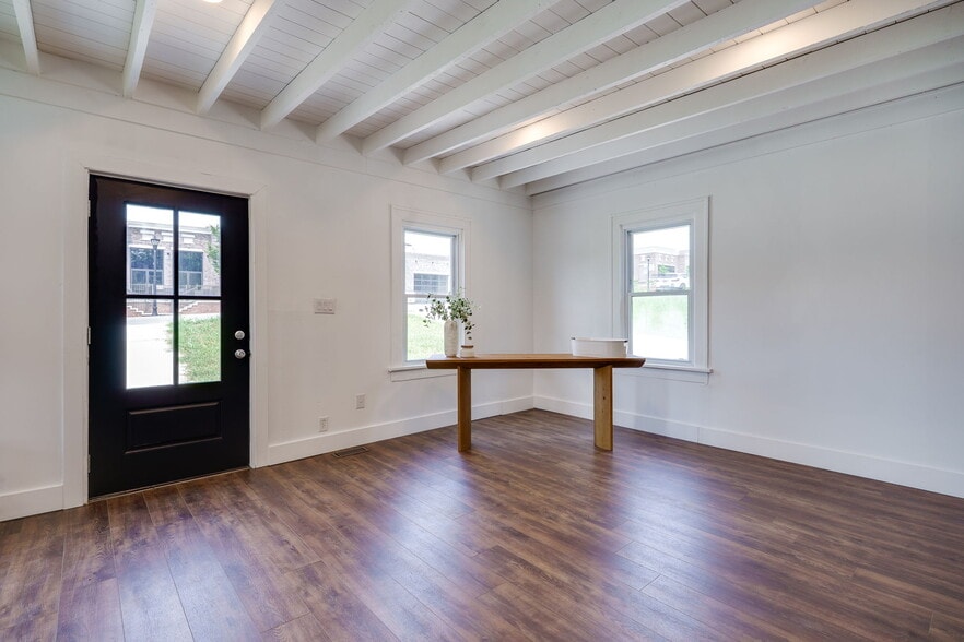 More Photos Of 520 N Broadway St, Lebanon Showroom For Sale