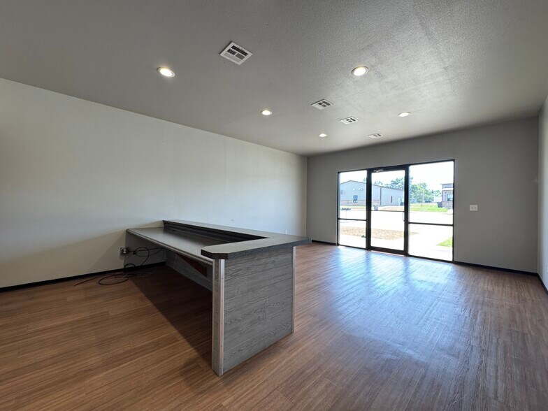 More Photos Of 165 Williams St, Tahlequah Industrial For Lease