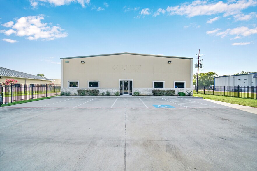 More Photos Of 21627 Rhodes Rd, Spring Warehouse For Lease