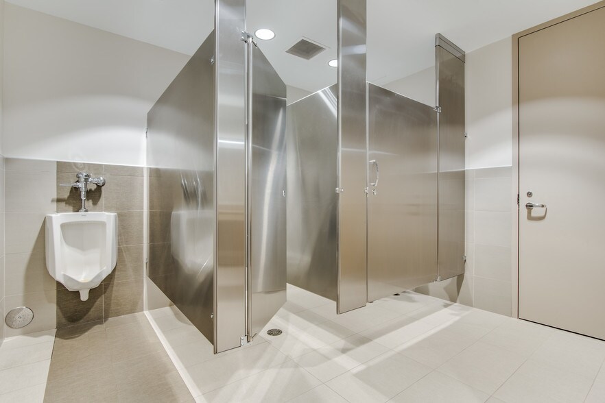 More Photos Of 1425 Greenway Dr, Irving Office For Lease