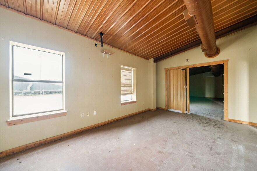 More Photos Of 410 S Interstate 35, Pearsall Storefront Retail Office For Lease