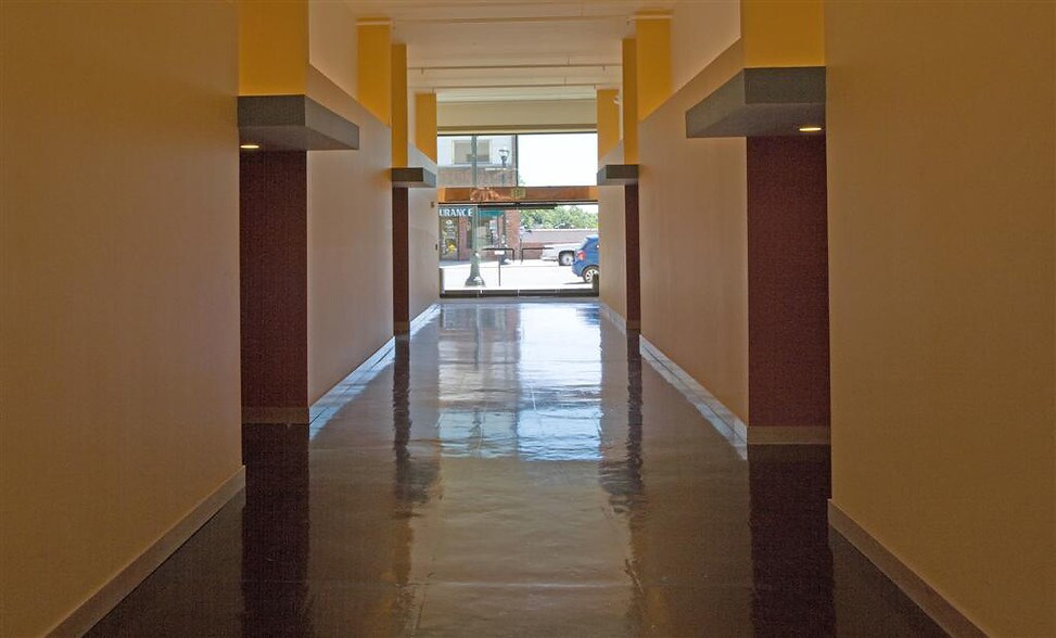 More Photos Of 91 N Saginaw St, Pontiac Office For Lease
