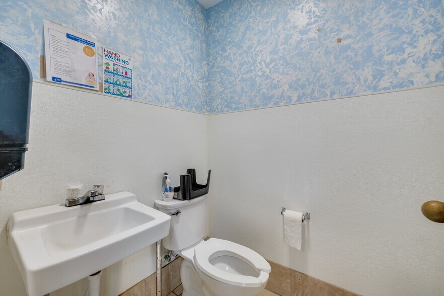 More Photos Of 3170 N McMullen Booth Rd, Clearwater Schools For Lease