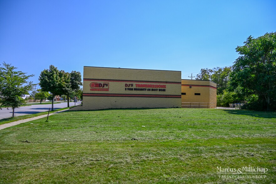 More Photos Of 7325 W Fond du Lac Ave, Milwaukee Service For Sale