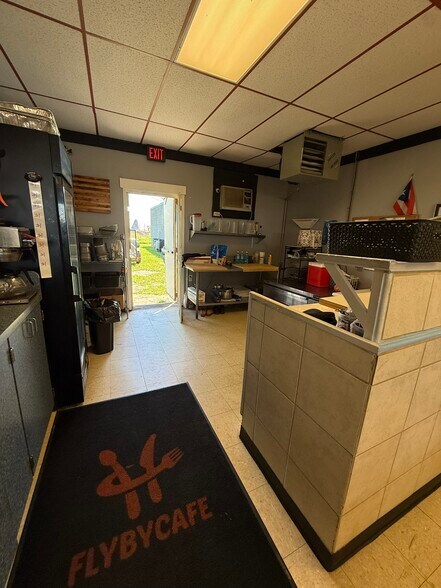 More Photos Of 2026 Lockport Rd, Niagara Falls Restaurant For Lease