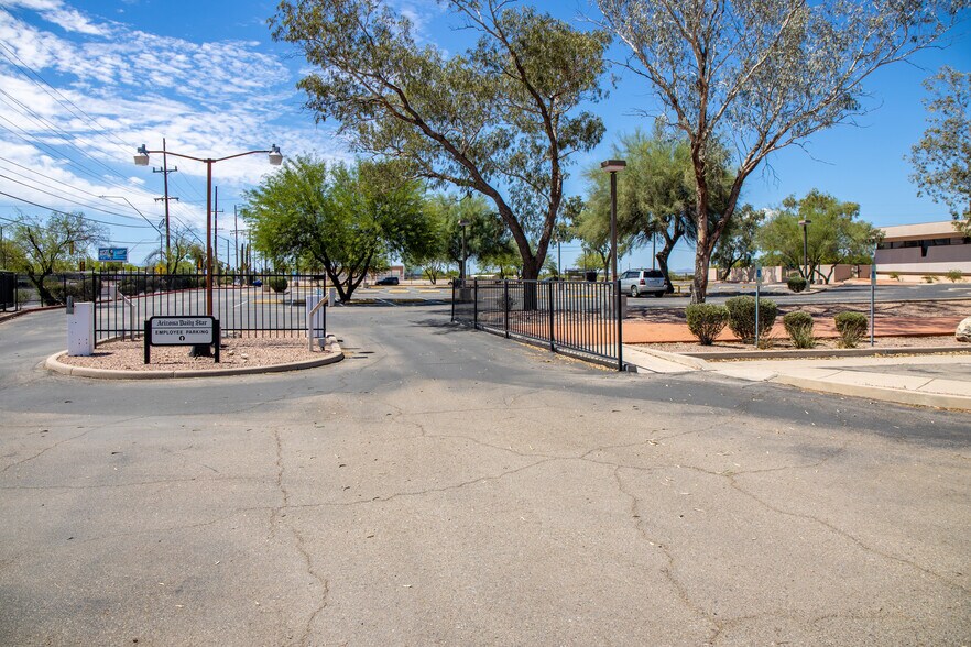 More Photos Of 4850 S Park Ave, Tucson Manufacturing For Lease