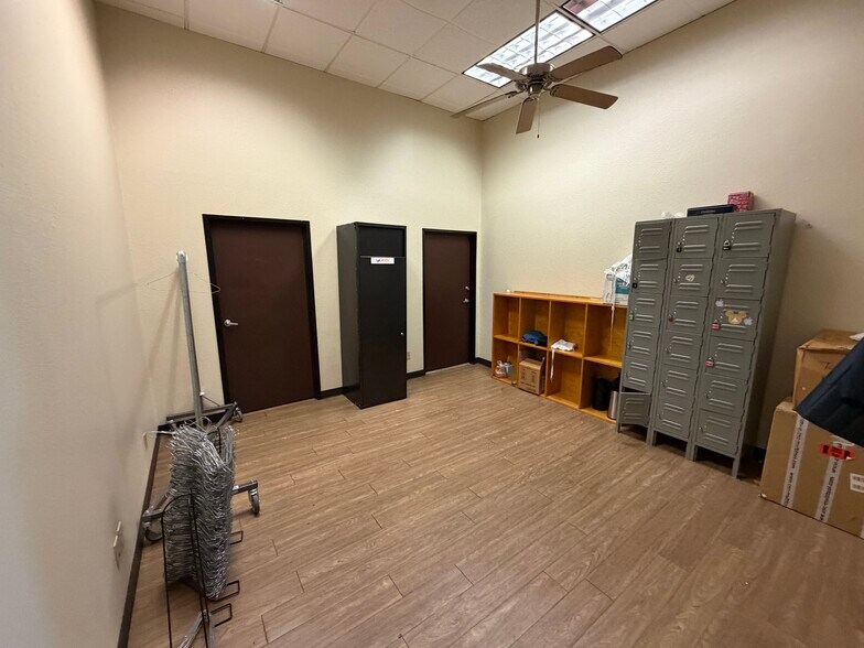 More Photos Of 9019 Governors Row, Dallas Food Processing For Lease