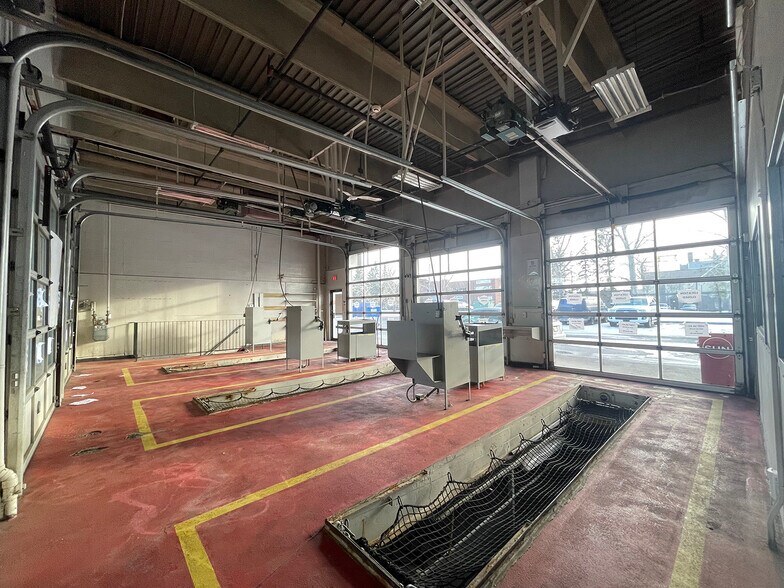 More Photos Of 1725 32nd Ave NE, Calgary Auto Repair For Lease
