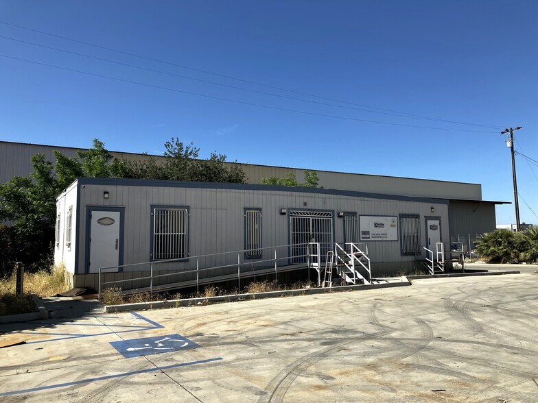 More Photos Of 1300 32nd St, Bakersfield Warehouse For Sale