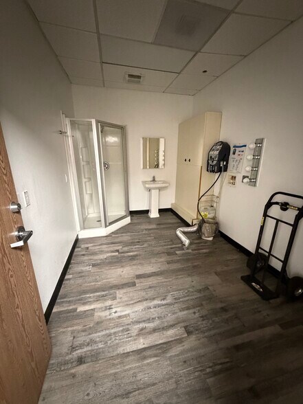 More Photos Of 13927 Saticoy St, Panorama City Movie Radio TVStudio For Lease