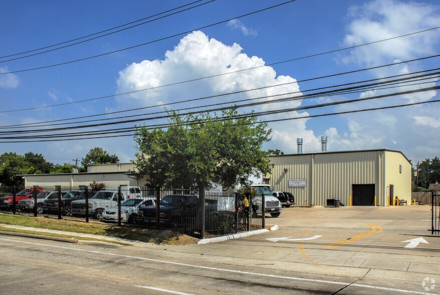 More Photos Of 6358 Pinemont Dr, Houston Showroom For Lease
