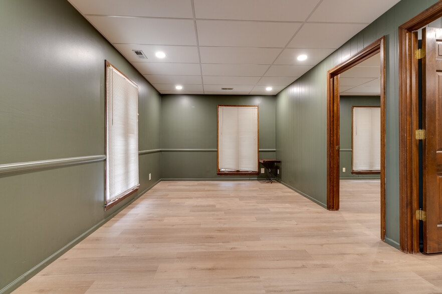 More Photos Of 601 Missouri St, Lawrence Office For Lease