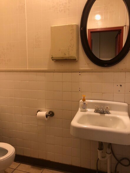 More Photos Of 2001 W Main St, Independence Restaurant For Sale