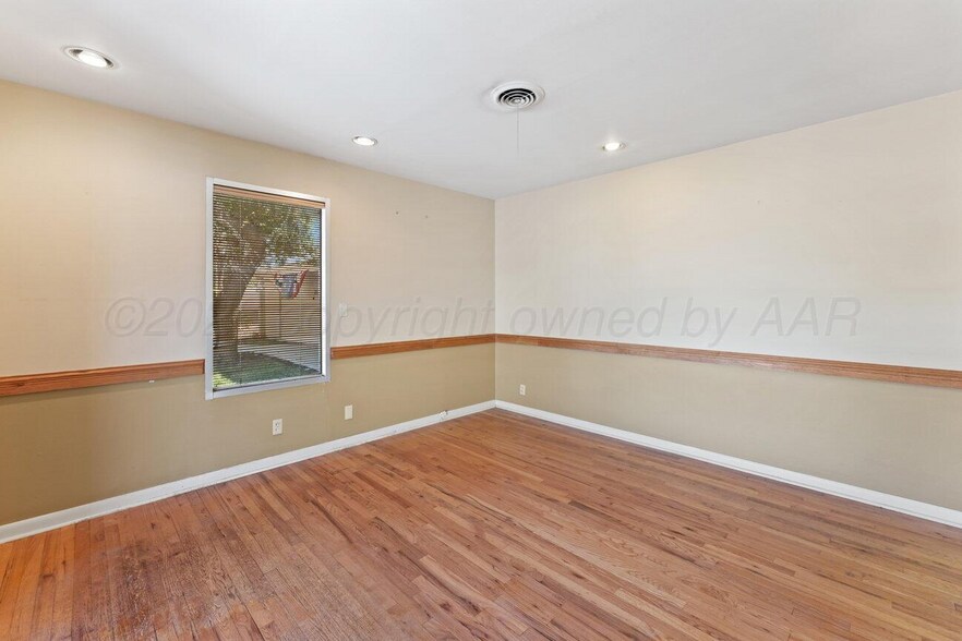 More Photos Of 206 S Bliss Ave, Dumas Office For Sale