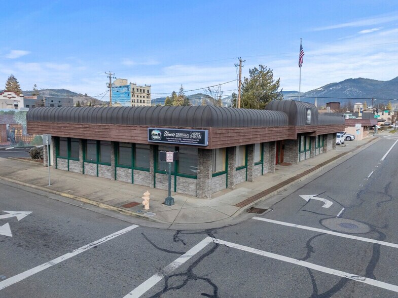 Primary Photo Of 206 NE 7th St, Grants Pass Office For Sale