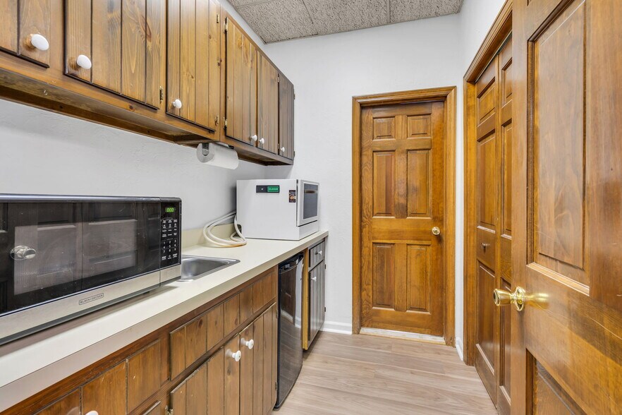 More Photos Of 800 The Plaza, Sea Girt Office For Sale