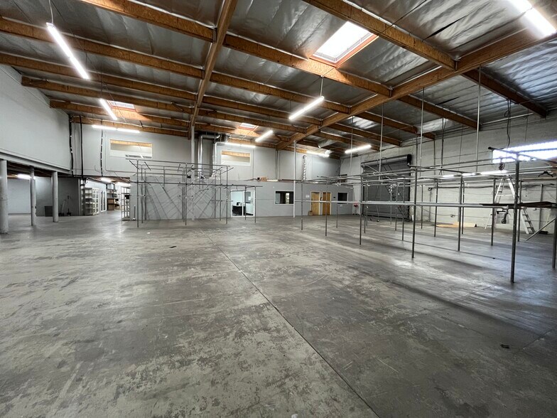 More Photos Of 337 S Anderson St, Los Angeles Manufacturing For Lease