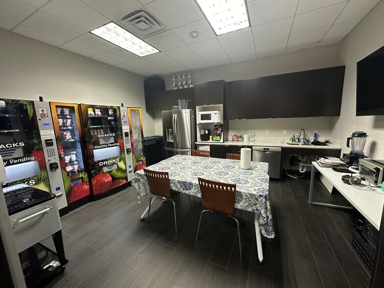 More Photos Of 1046 Texan Trl, Grapevine General Retail For Lease