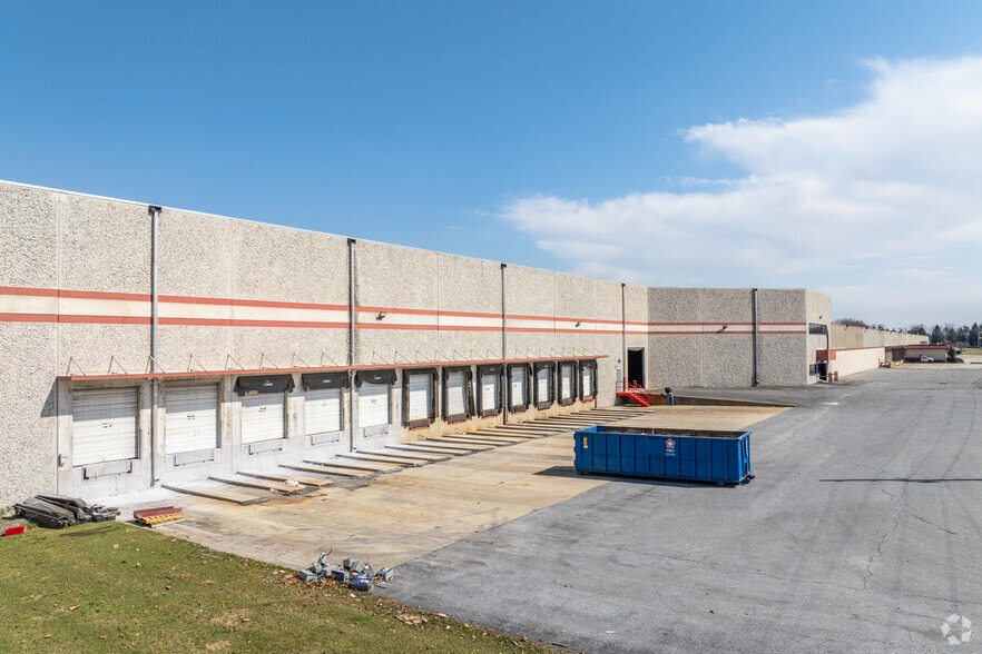 More Photos Of 300 W Heinz St, Mechanicsburg Warehouse For Lease
