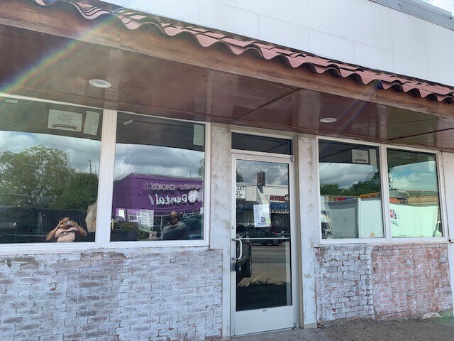 More Photos Of 2706 Samuell Blvd, Dallas Storefront For Lease