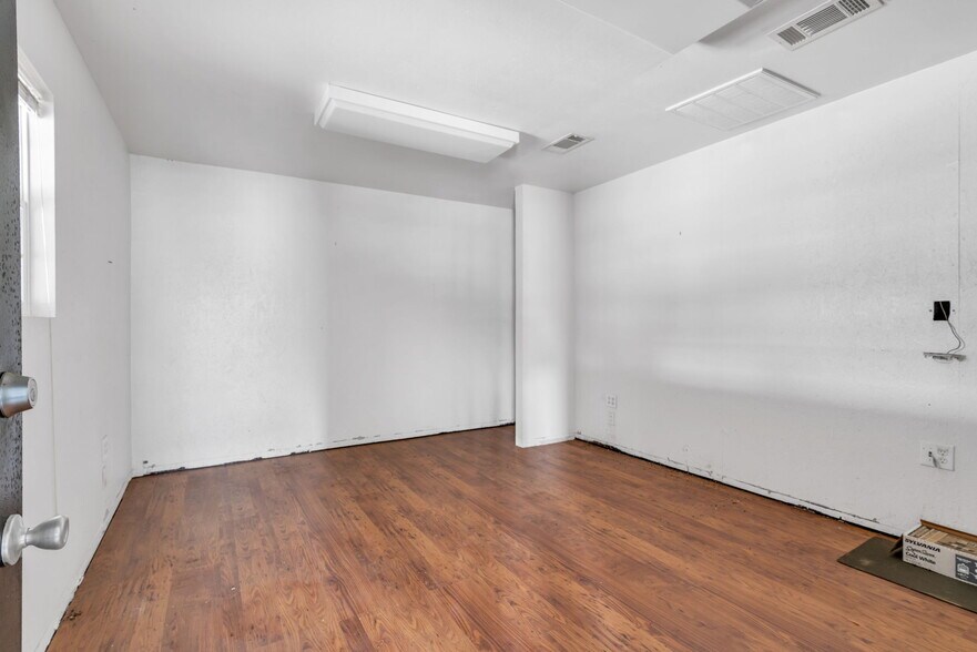 More Photos Of 340 Mechanic St, Tomball Light Distribution For Lease