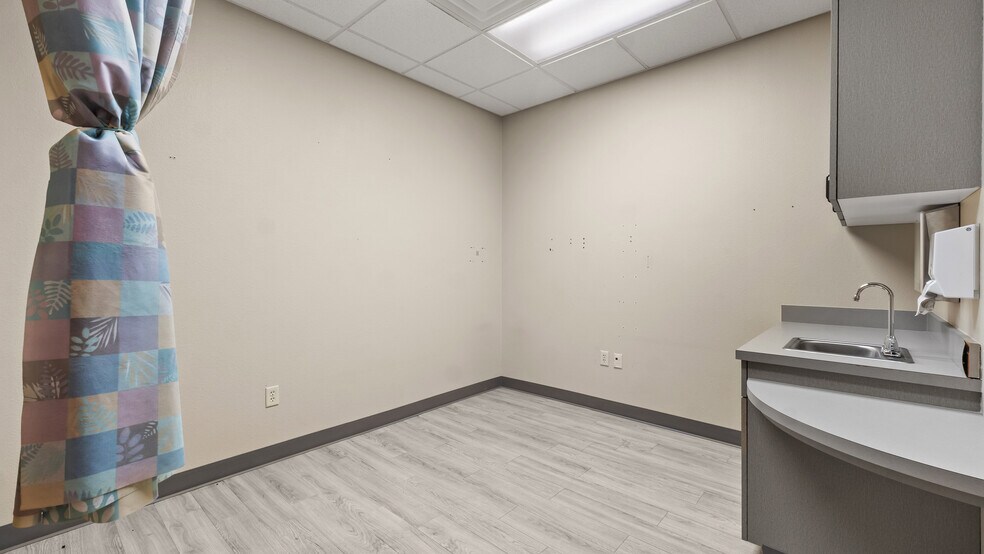 More Photos Of 910 James Bowie Dr, New Boston General Retail For Lease