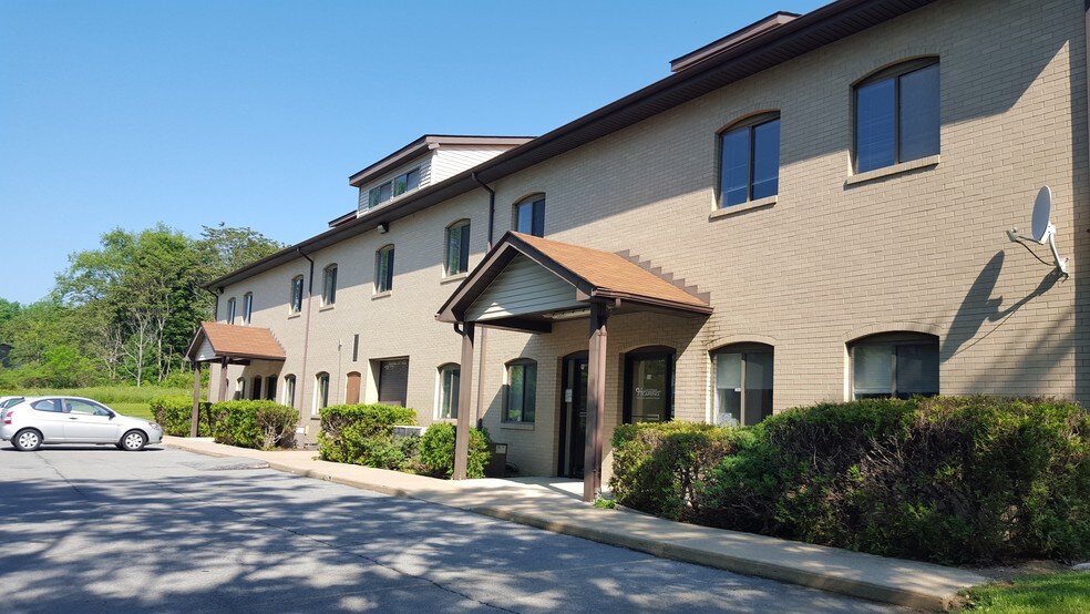 More Photos Of 682 E Main St, Middletown Medical For Lease