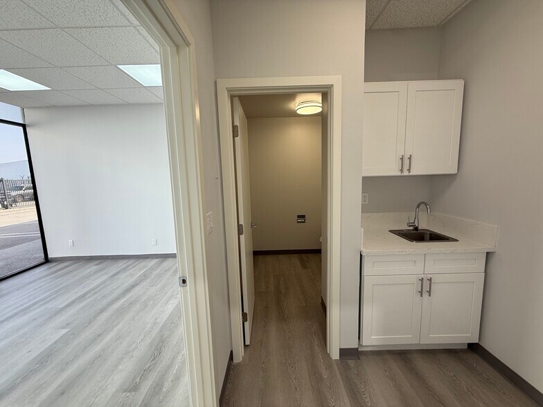 More Photos Of 7020 Hayvenhurst Ave, Van Nuys Showroom For Lease