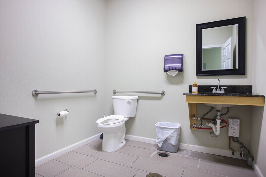 More Photos Of 8860 Oakland Rd, San Antonio Office For Sale