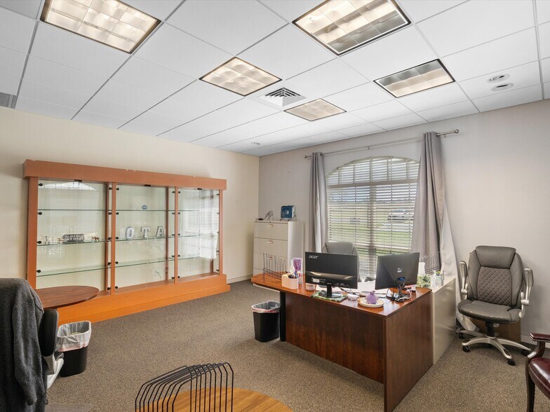 More Photos Of 15400 S US Highway 301, Summerfield Office For Sale