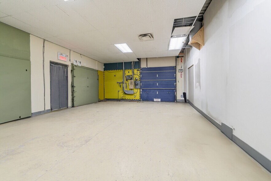 More Photos Of 5805 Boul Décarie, Montréal General Retail For Lease
