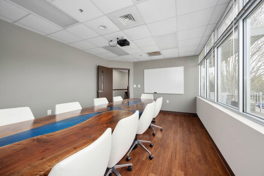 More Photos Of 927 Maple Grove Dr, Fredericksburg Office For Sale