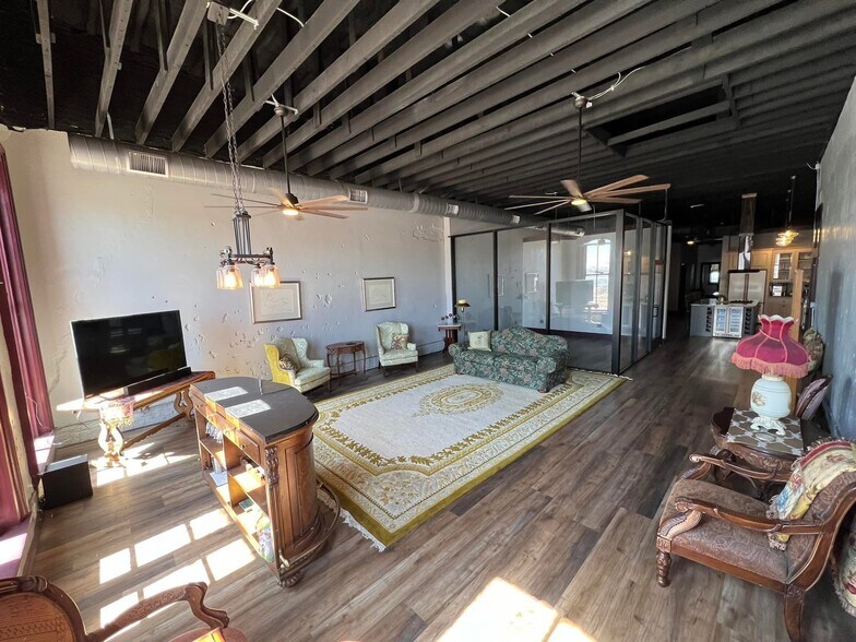 More Photos Of 119 E 5th St, Bonham Restaurant For Sale