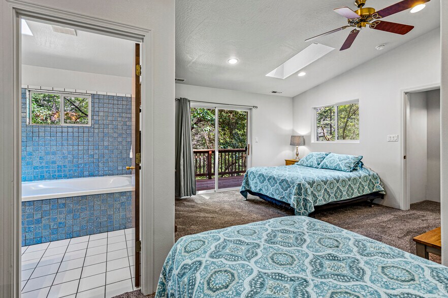 More Photos Of 11744 Galice Rd, Merlin Hotel For Sale