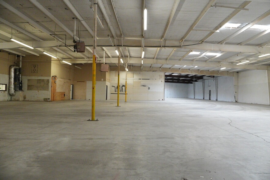 More Photos Of 501 Industrial Dr, Richardson Warehouse For Lease