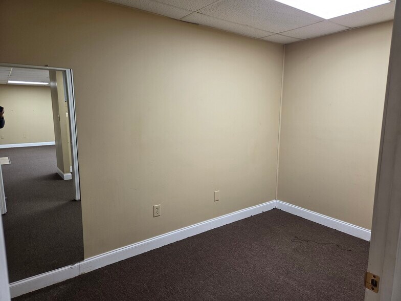 More Photos Of 3140 Lees Ln, Mobile Light Distribution For Lease