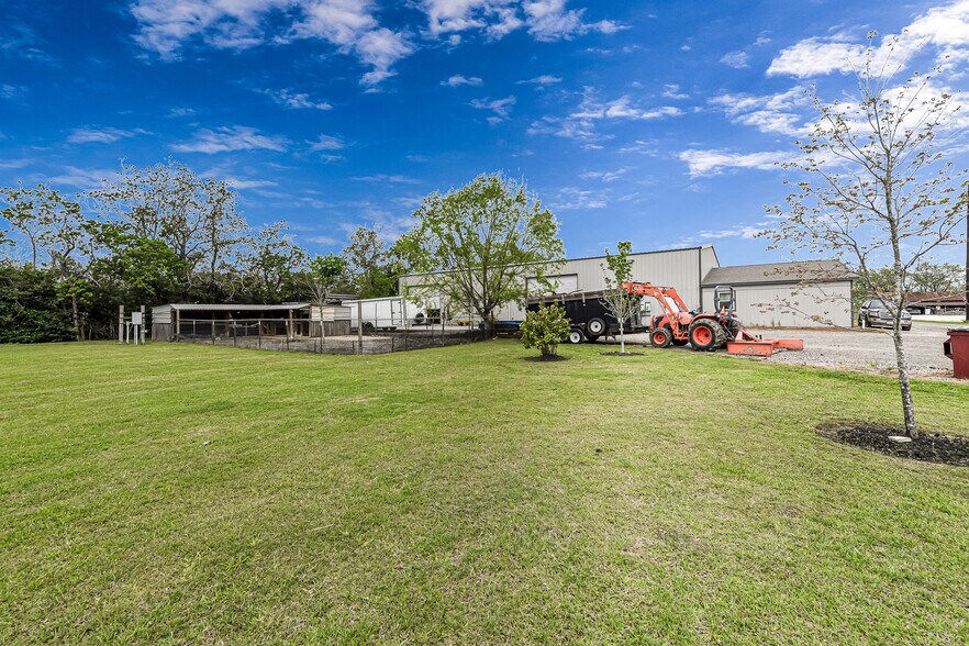 More Photos Of 13845 Boudreaux Rd, Tomball Manufacturing For Sale