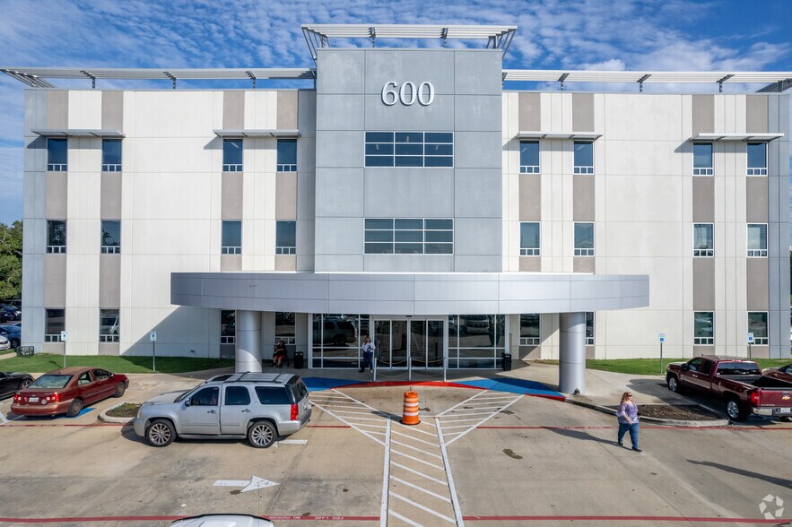 More Photos Of 600 N Kobayashi Rd, Webster Medical For Lease